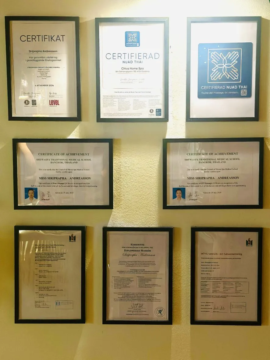 Väggen med Siriprapha Andreassons diplom och certifikat