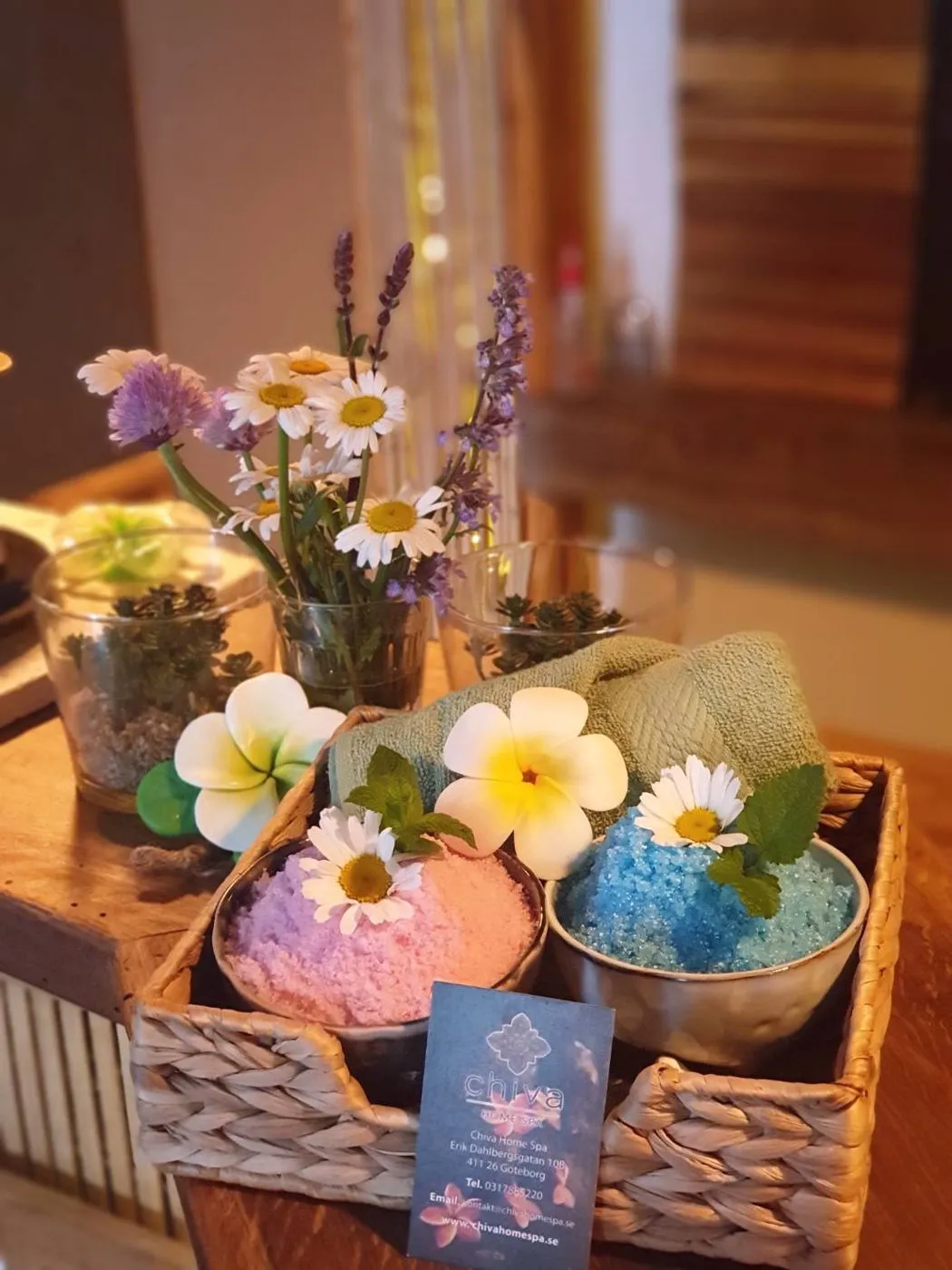 Korg med blommor och badsalt som förbereds inför fotbadet